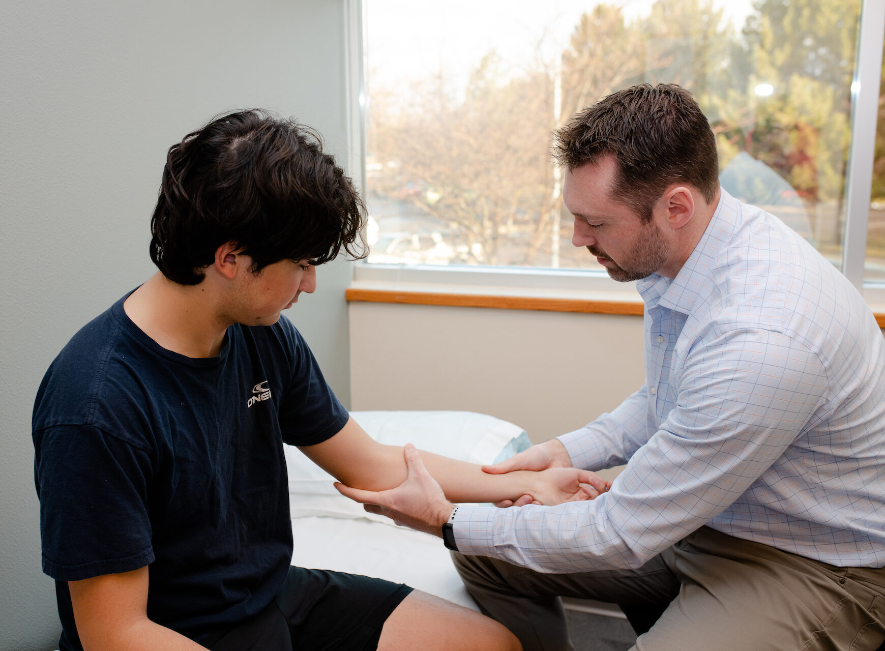 MVPM&R-12 Man meeting with a physiatrist in a medical office